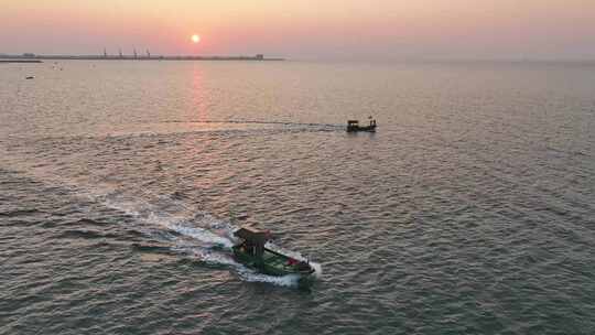 海南儋州港口夕阳下的渔船风景