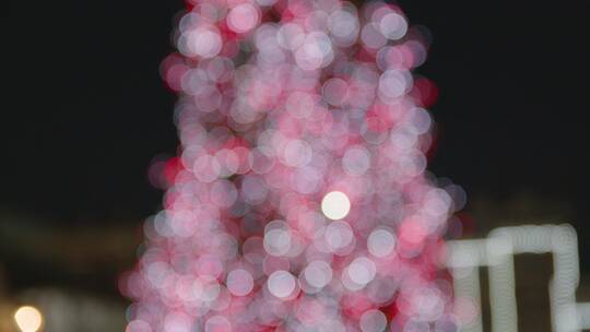 英国用灯装饰的圣诞树视频素材模板下载