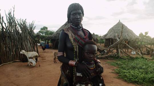 非洲部落的母女