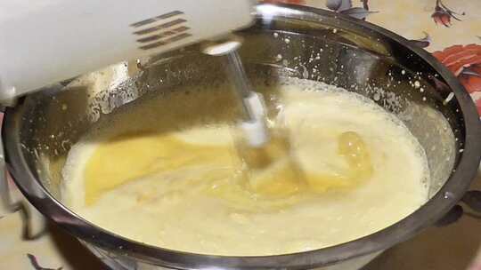 搅拌机搅拌奶油蛋清制作蛋糕