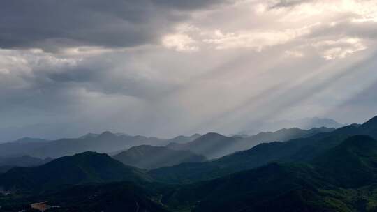 阳光光芒光束丁达尔耶稣光大气风景视频素材模板下载