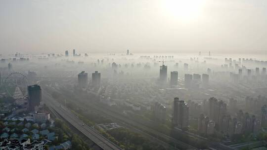 上海闵行梅陇镇清晨大雾大场景航拍4K。