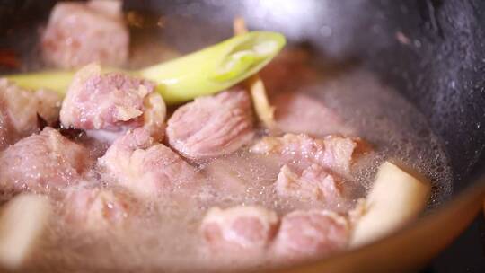 香料汆烫牛肉去血沫