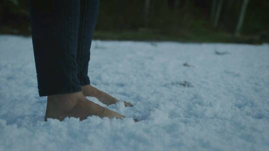 赤脚走在雪地上，雄伟的雪山美景，男女背影