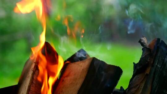 火焰燃烧着大块的木块