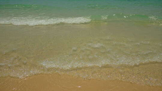 海浪和沙滩
