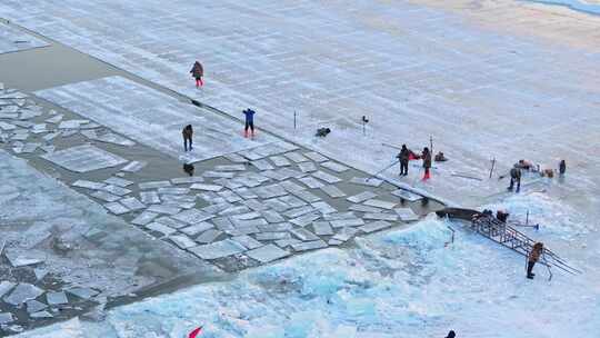 中国黑龙江哈尔滨冰雪大世界采冰航拍