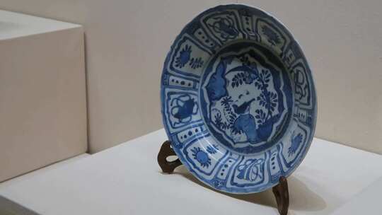青花瓷瓷器古董文物博物馆瓷器展览视频素材模板下载
