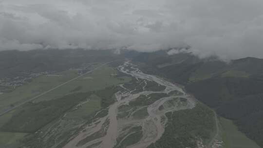 青海门源航拍草山河流树林湿地