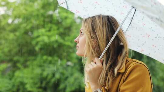 金发女郎，女人，下雨，伞下