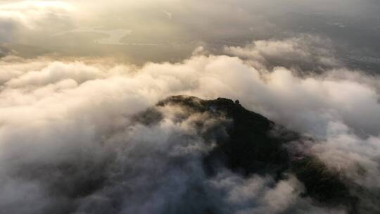 山峰云雾缭绕云海航拍雨后山上雾气森林风景