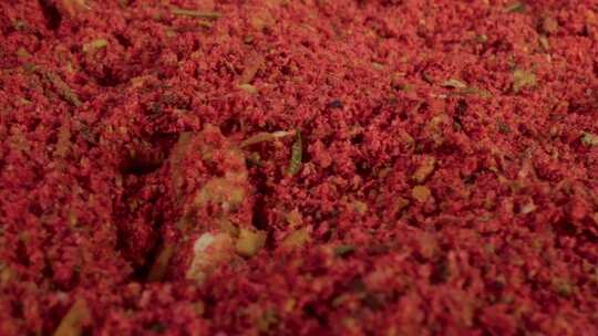 红辣椒粉堆背景中的什锦调味料香料中的红辣