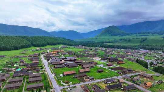 村庄，大山，草地，河流D视频素材模板下载