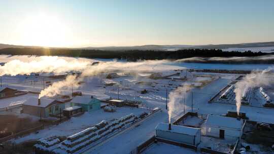 炊烟山村民居雪景乡土气息