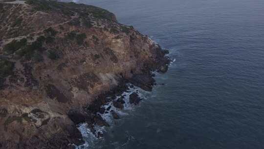 海浪在海边的空中翻滚