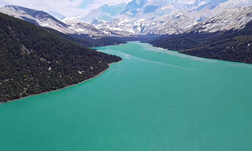 高山间碧绿湖水的自然风光航拍