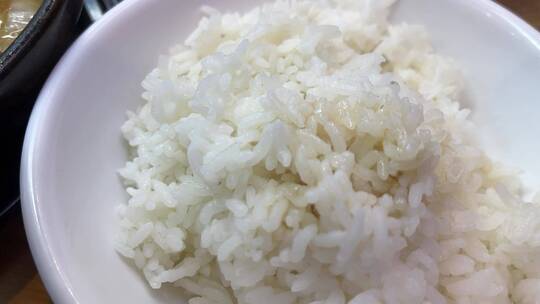 米饭上浇汤汁拌饭慢动作