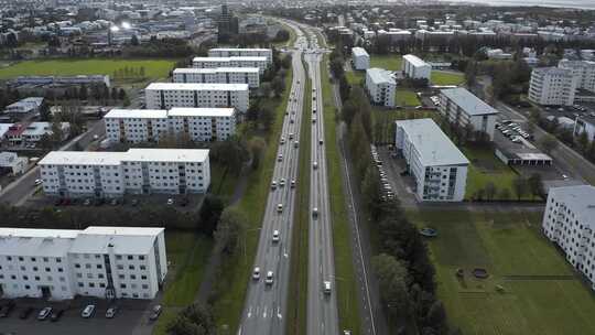冰岛道路与汽车交通在雷克雅未克白天，空中视频素材模板下载