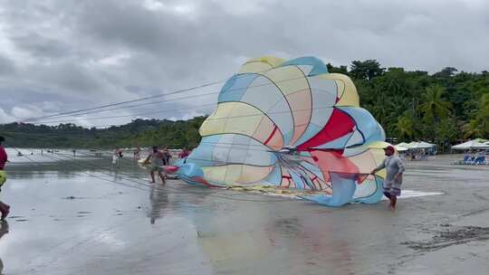 在海岸上空跳伞