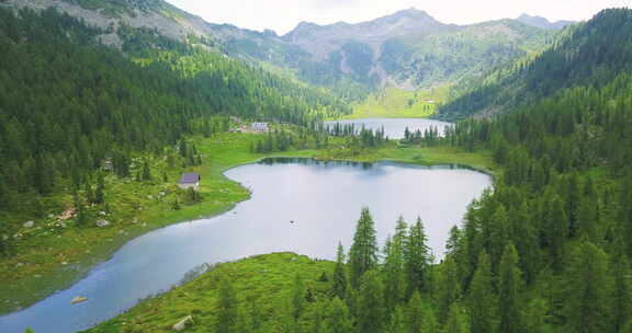 树木和山脉之间被自然包围的湖泊的航拍图像