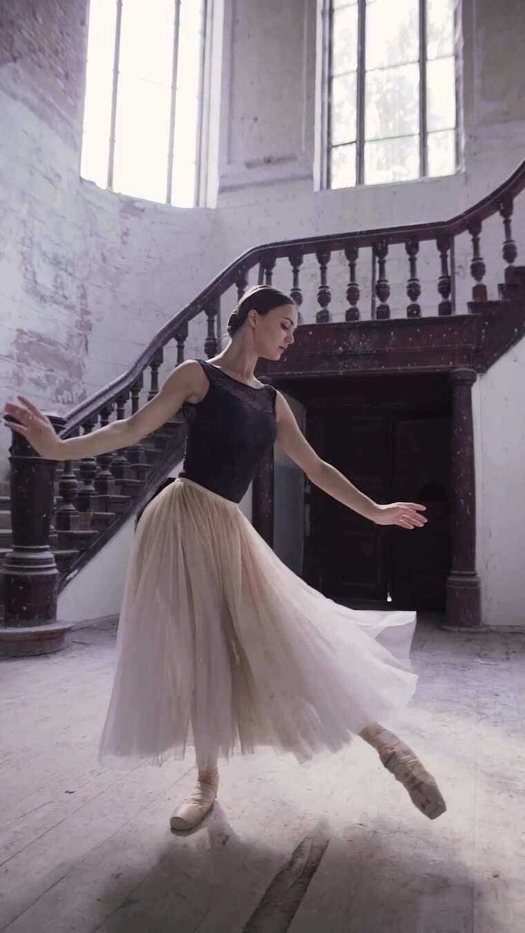 优雅地跳芭蕾舞的女人