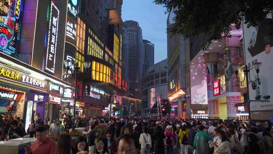 重庆解放碑八一路城市街道游客街上逛街人群