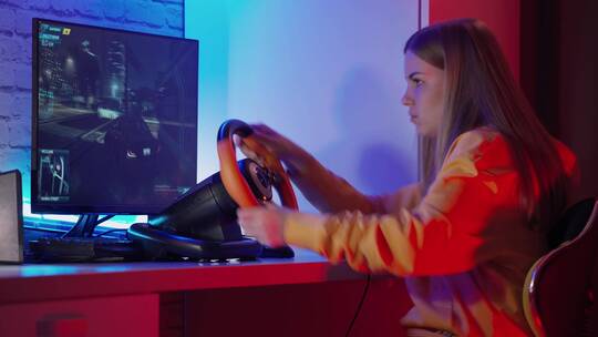 房间里用操纵杆玩赛车游戏的女孩视频素材模板下载
