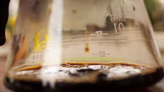 玻璃杯里的咖啡滴视频素材模板下载