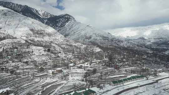 雪山景观中的梯田小镇