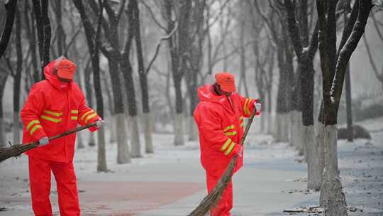 环卫工人雪天扫马路