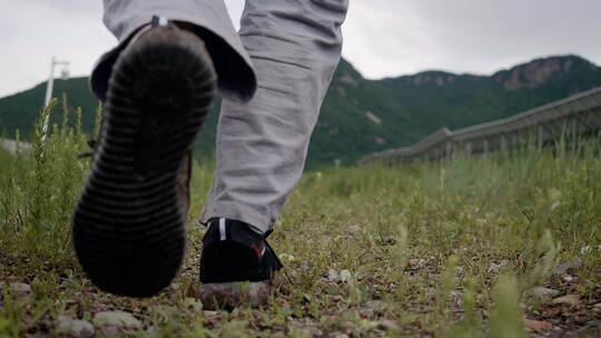 工人走路背影 脚步步伐走路特写 走山路