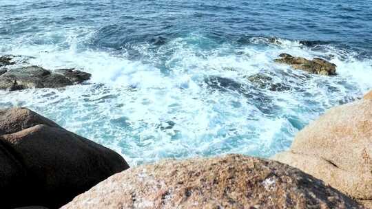 海浪拍打着海岸