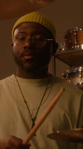 黑人男性鼓手在录音室演奏乐队