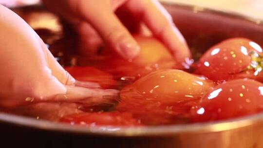 【镜头合集】水盆清水清洗浸泡西红柿