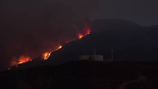 夜晚山坡上燃气野火