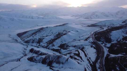 青海海南拉脊山夕阳雪山航拍视频