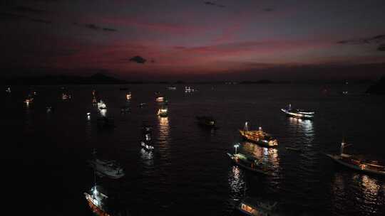 原创印尼科莫多拉布安巴焦夜晚船宿航拍风光