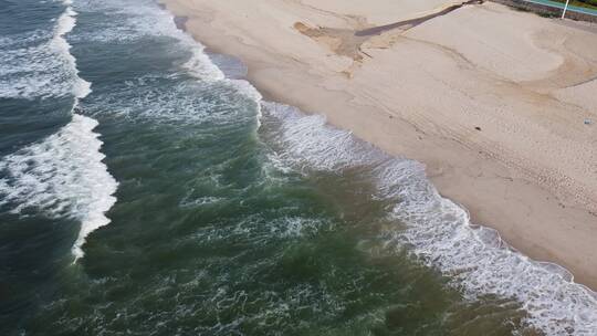 航拍大海拍打沙滩海岸线的唯美风光