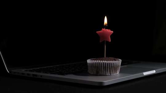星星状蜡烛插在小蛋糕上面燃烧视频素材模板下载