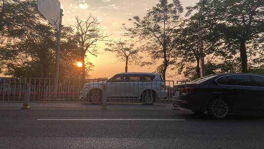 夕阳下的城市道路