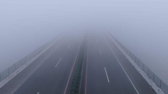 大雾浓雾天气下的高速路能见度低视频素材模板下载