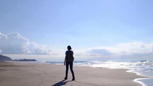 背包女走在帕塔拉沙丘海滩视频素材模板下载