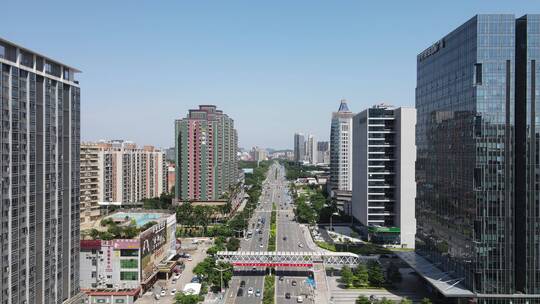 城市道路两侧高楼群航拍