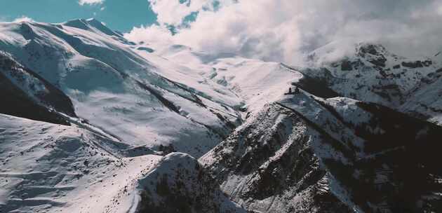 航拍被大雪覆盖的喜马拉雅山脉