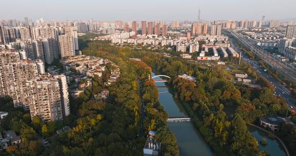 航拍成都秋季东湖公园城市景观