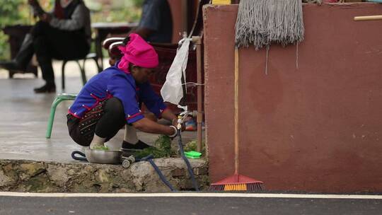 少数民族乡村妇女做饭洗菜劳动