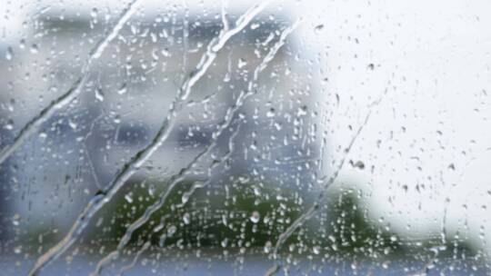 下雨天汽车玻璃上的水珠