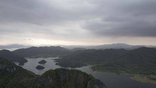 横移山脉海上小桂林河流