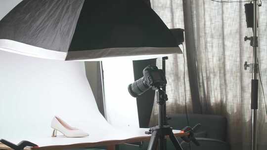 摄影师在拍摄女鞋视频素材模板下载
