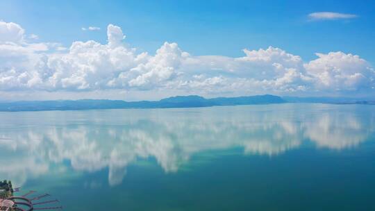 蓝天白云下的湖泊倒影航拍